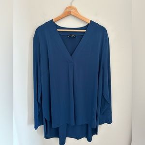 EUC Universal Standard Clean column tunic size Medium (18) Blue